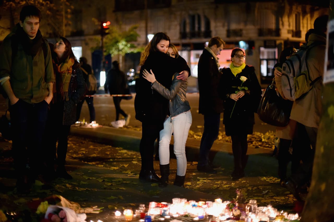 Se multiplican los homenajes frente a Le Bataclan en París