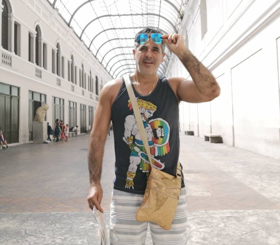 Ahí, el actor de 50 años se dice ser "
<b>amante de los viajes</b> y de los animales de cuatro patas". 
<br>