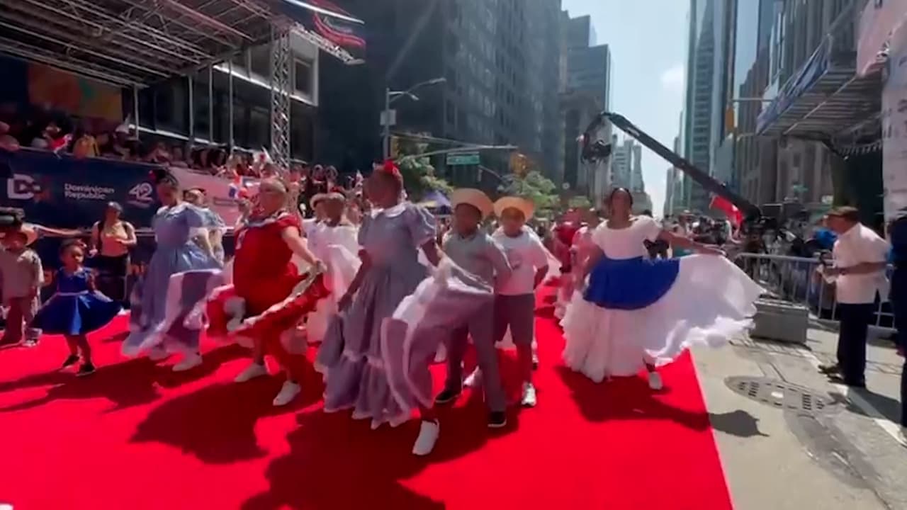 Más de
<b>40 carrozas alegóricas y más de 10,000 personas desfilando</b> le dieron color a las calles de Manhattan.
<br>