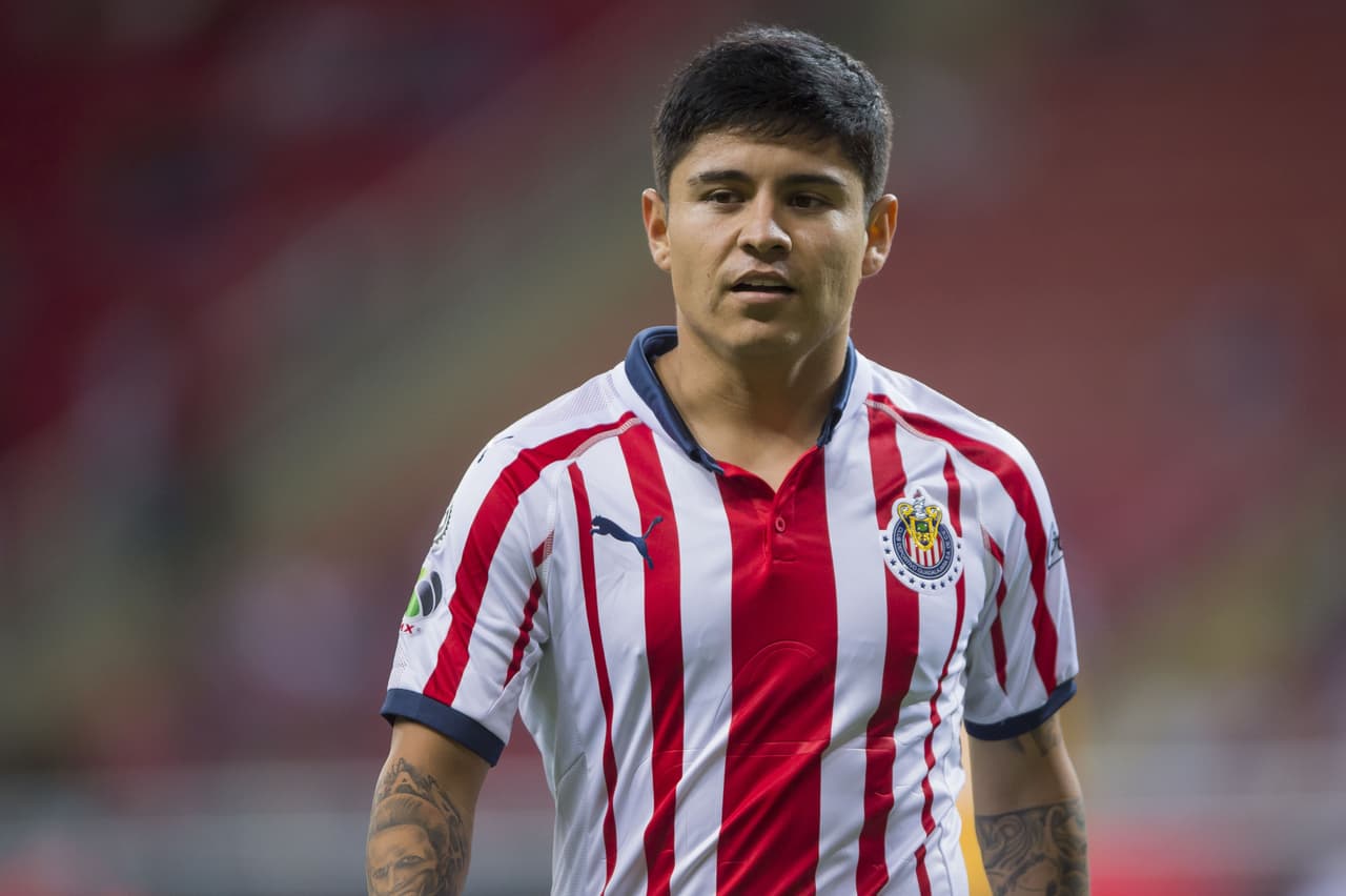 En menos de 10 minutos tras la reanudación, 'La Chofis' López, uno de los mejores de Chivas sobre la cancha, salió lesionado.
