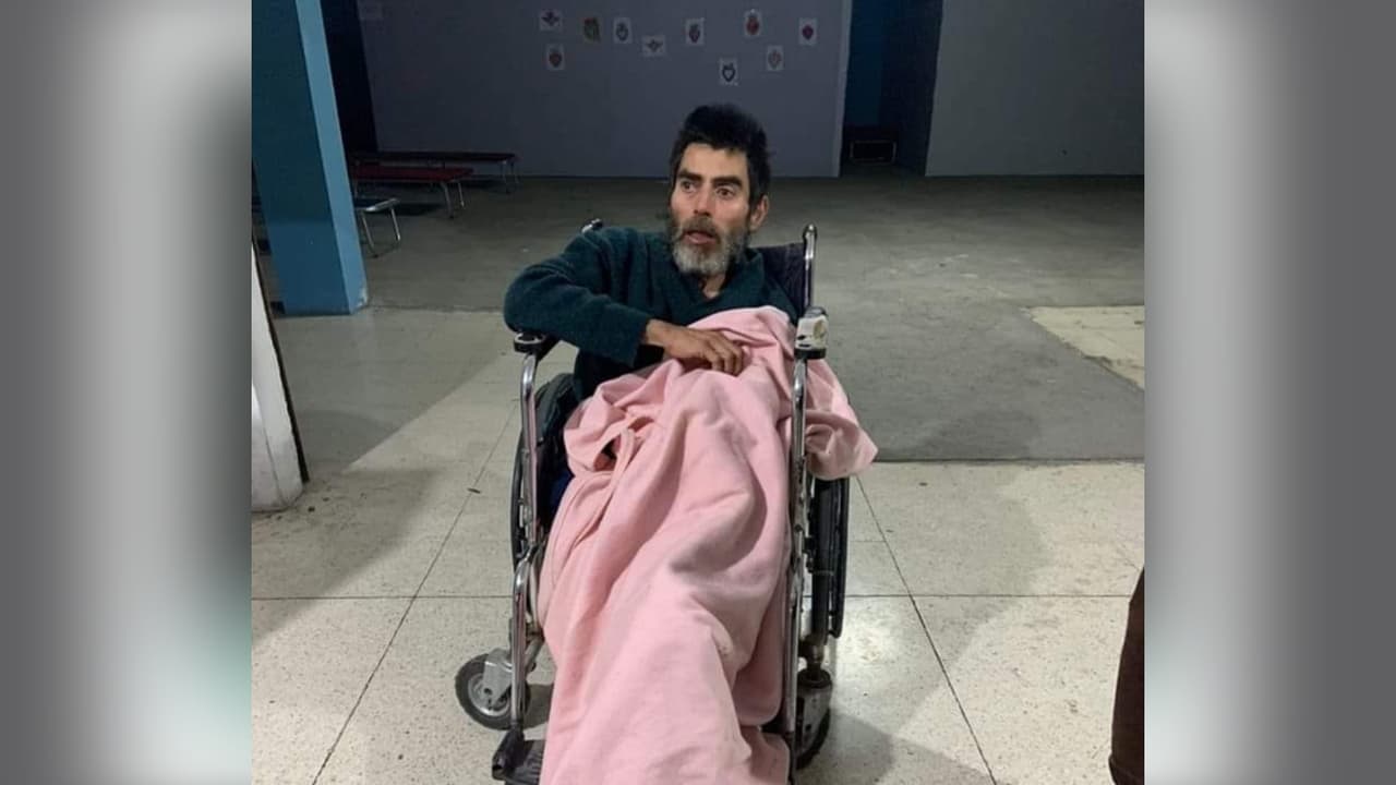Un hombre en silla de ruedas y con discapacidad mental fue abandonado en la calle