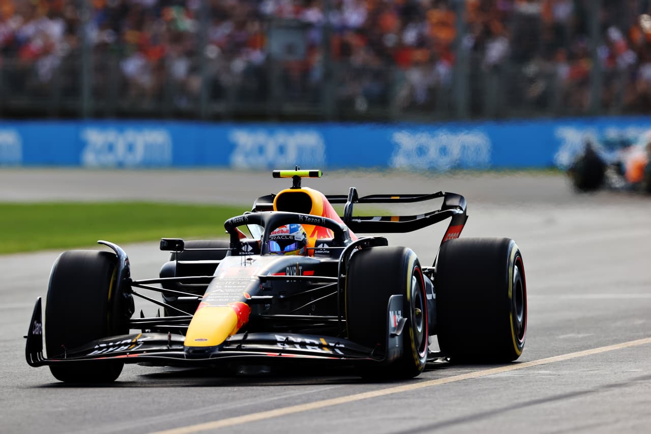 Charles Leclerc se llevó de punta a punta el GP de Melbourne en una extraordinaria carrera mientras que el mexicano Checo Pérez se trepó al podio seguido por George Russell. Max Verstappen quedó fuera por falla mecánica.