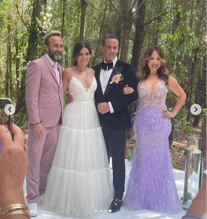 <a href="https://www.univision.com/famosos/karina-banda-carlos-ponce-boda-religiosa-vestido-novia-fotos"><b>Banda lució un vestido de novia</b></a> confeccionado por la sudafricana Alena Leena con satén de gasa. 
<br>