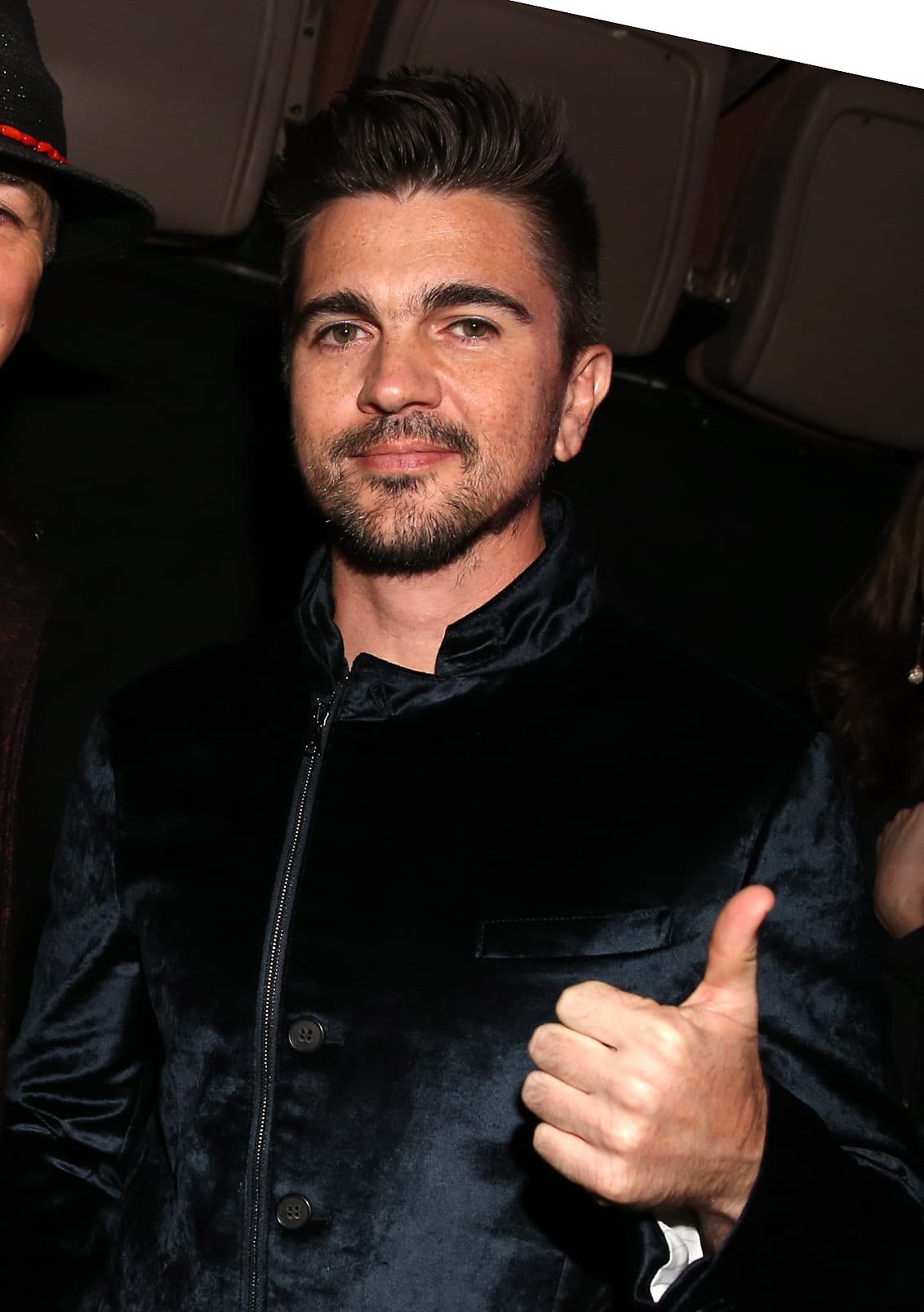 Y aunque también suele cambiar sus cortes de cabello, su rostro sigue reflejando la misma edad.