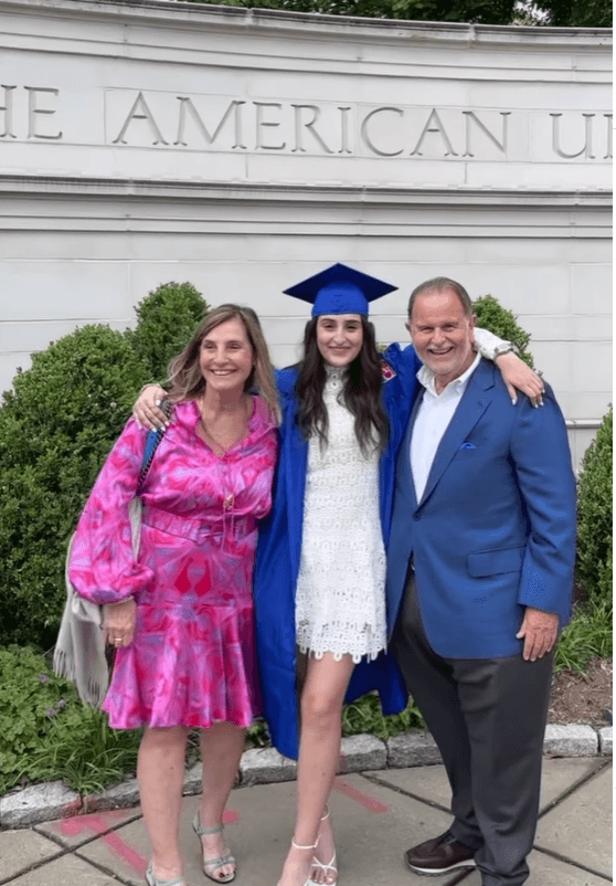 Raúl y Millie de Molina celebraron la graduación de su hija Mia