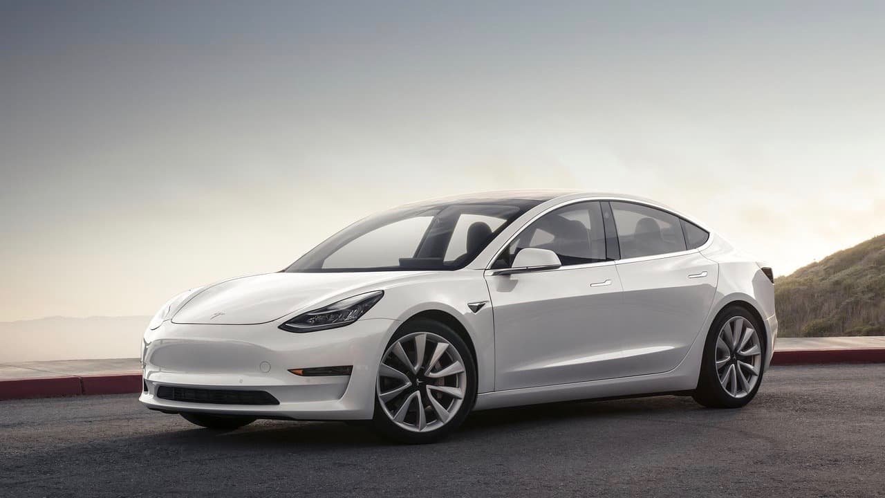 <b>8. Tesla</b> (número 3 en la lista 2016):
<br>
<br>Sorprende la caída de 5 peldaños del fabricante de carros eléctricos en la curiosidad del público usuario de Google. Especialmente porque 
<b>2017 fue un año crítico</b> para la firma fundada por Elon Musk, en el que prácticamente no hubo un solo mes en que no generase noticias importantes encabezadas por las 
<b><a href="https://www.univision.com/noticias/tesla/tesla-enfrenta-despidos-y-retrasos-en-la-produccion-del-model-3" target="_blank">dificultades en la producción</a></b> del anticipado 
<b><a href="https://www.univision.com/noticias/tesla/tesla-inicia-la-produccion-de-su-esperado-model-3" target="_blank">Model 3</a></b>, un modelo cuyo éxito será fundamental para la viabilidad de la compañía.
<br>
<br>En la imagen: 
<b>Tesla Model 3 2017</b>