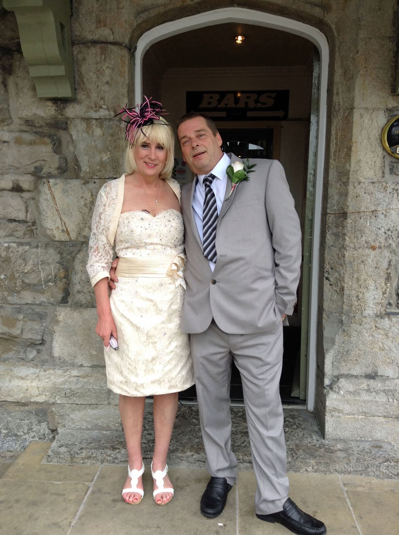 “Sólo quería hacer algo un poco diferente. En vez en hacer una entrada en un carruaje, ¡mejor en un ataúd”, dijo Jenny, de 58 años.