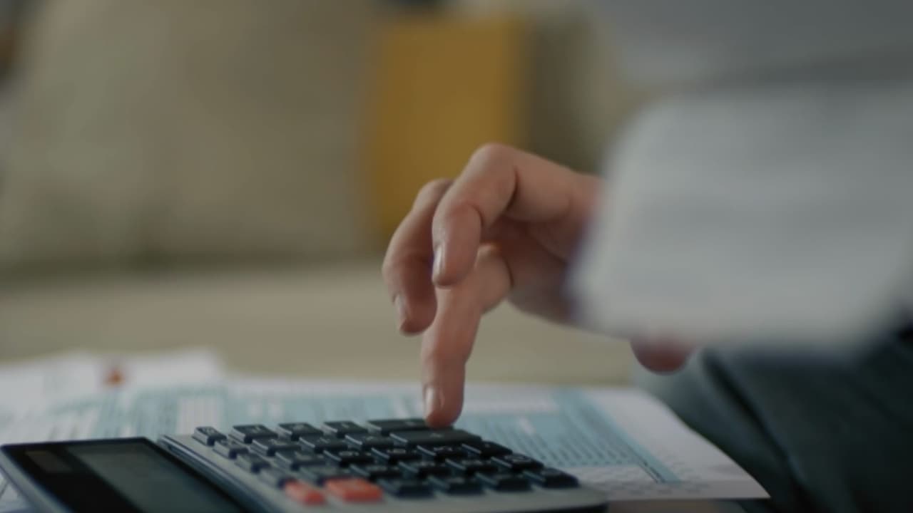 Reembolsos del IRS suben 11%, pero expertos descartan mejora económica real