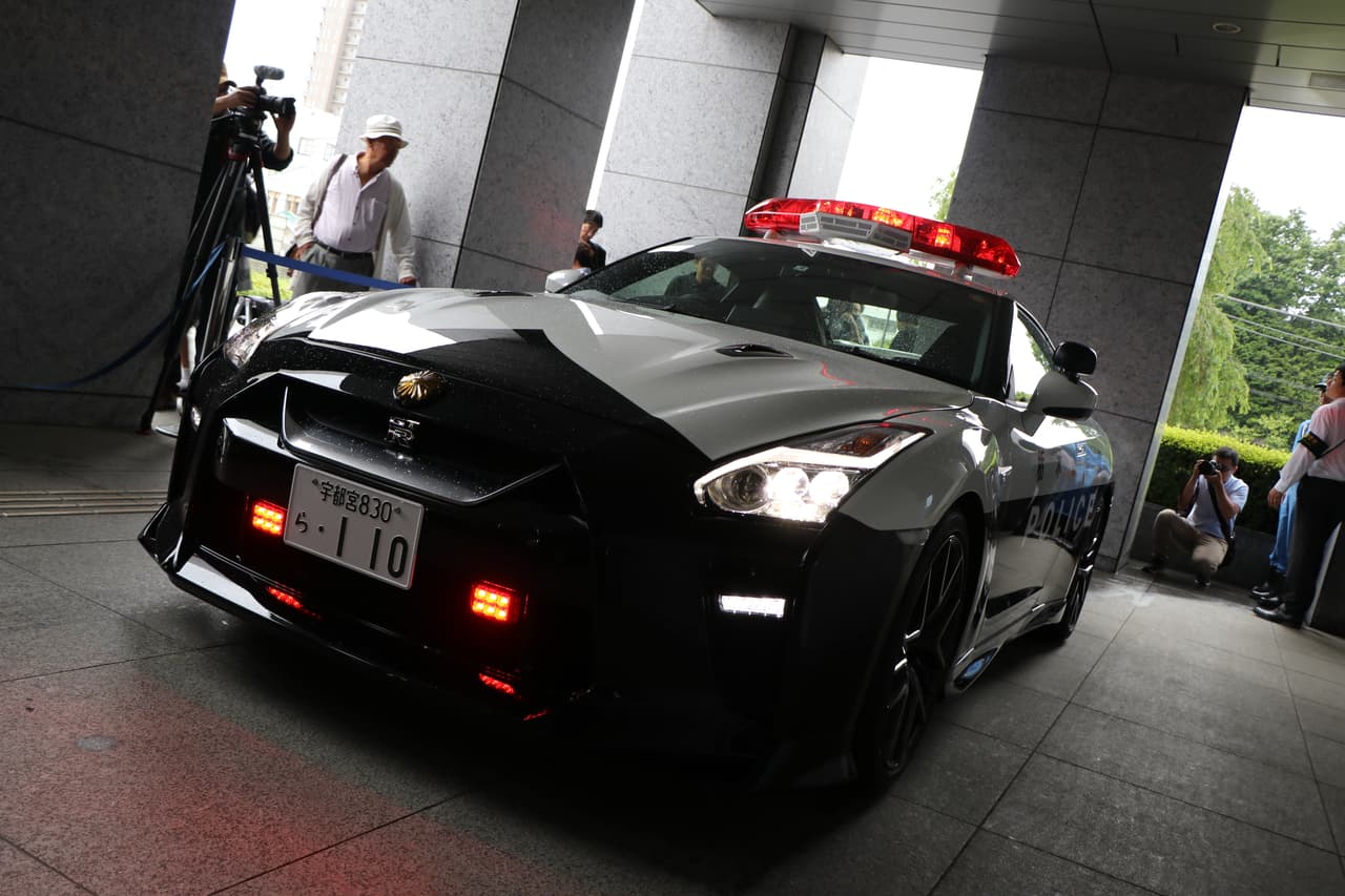 No es la primera vez que un Nissan GT-R vela por la seguridad de una ciudad. Varios ejemplares del GT-R, así como de otros como Ford Shelby Mustang y hasta Bugatti Veyron son parte de 
<b><a href="https://www.univision.com/noticias/superautos/fotos-super-autos-policia-de-dubai-fotos#f9e6a6100000" target="_blank">la flota de vehículos de la policía de Dubai</a></b>, una de las más impresionantes del mundo.