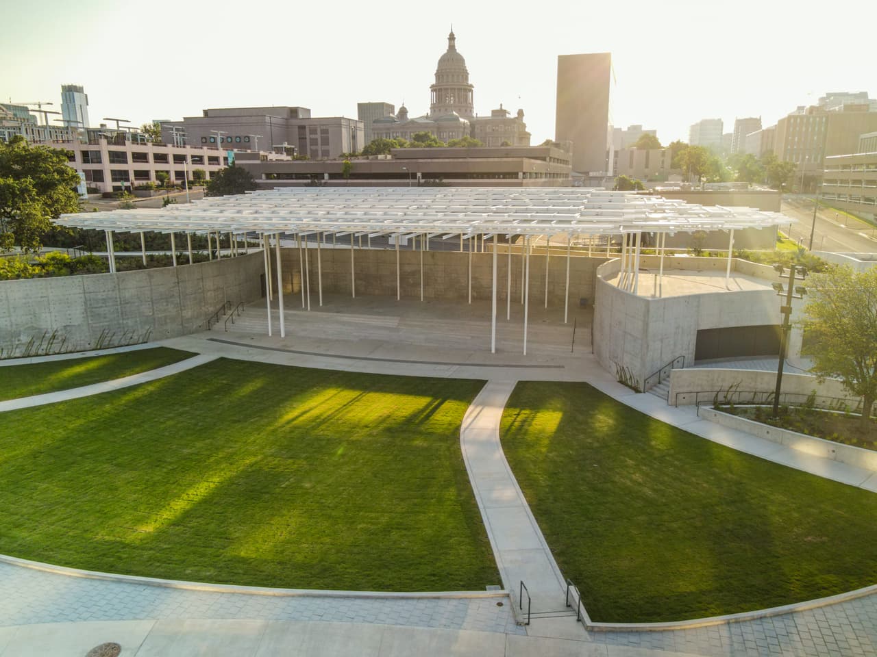 El parque urbano cuenta con un sendero para caminar y montar en bicicleta de una milla y media, varios lugares para la actividad física y el tiempo libre, y paisajes de juegos personalizados.
<br>