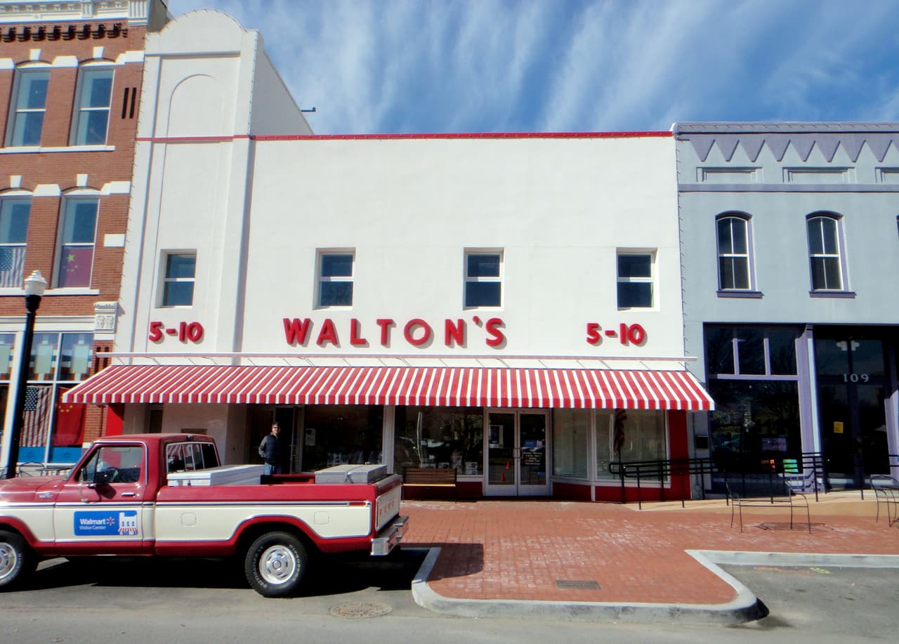 La primera tienda de Sam Walton, donde funciona el museo Walmart en Bentonville. La zona ha promovido la incorporación de nuevos residentes desde antes de la pandemia de 
<a href="https://www.univision.com/noticias/coronavirus"><u>covid-19</u></a>, pero ahora quieren capitalizar los cambios que ha tenido la sociedad. “
<a href="https://www.forbes.com/sites/laurabegleybloom/2020/11/12/this-us-region-will-pay-you-10000-to-move-there-and-give-you-a-bike-too/?sh=72713fc049d5"><u>Sabemos que mucha gente está reevaluando sus prioridades</u></a> y su estilo de vida”, dijo a Forbes Nelson Peacock, presidente del Consejo del Noreste de Arkansas.