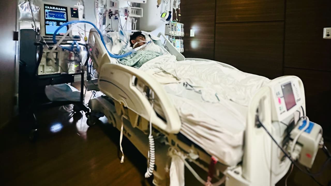 La familia de Gael comparte fotografías del joven hospitalizado tras ser operado de emergencia.