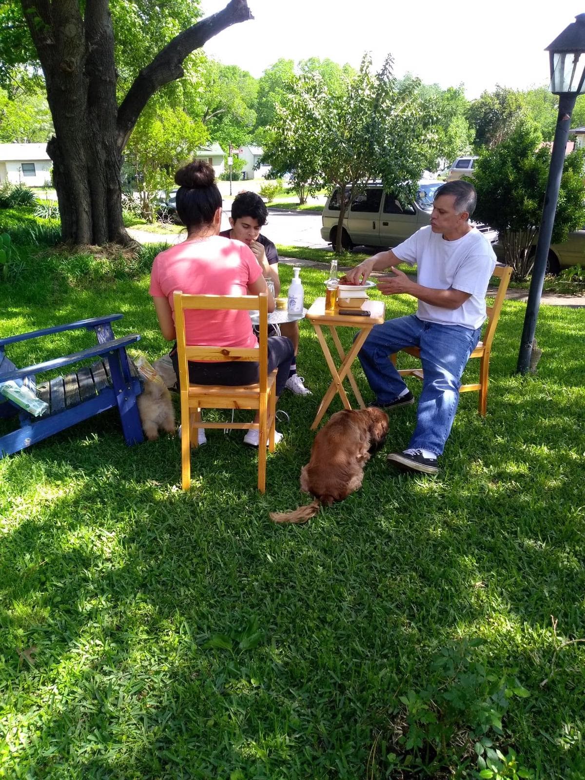 Muchos siguieron la tradición en casa o en sus departamentos.
<br>