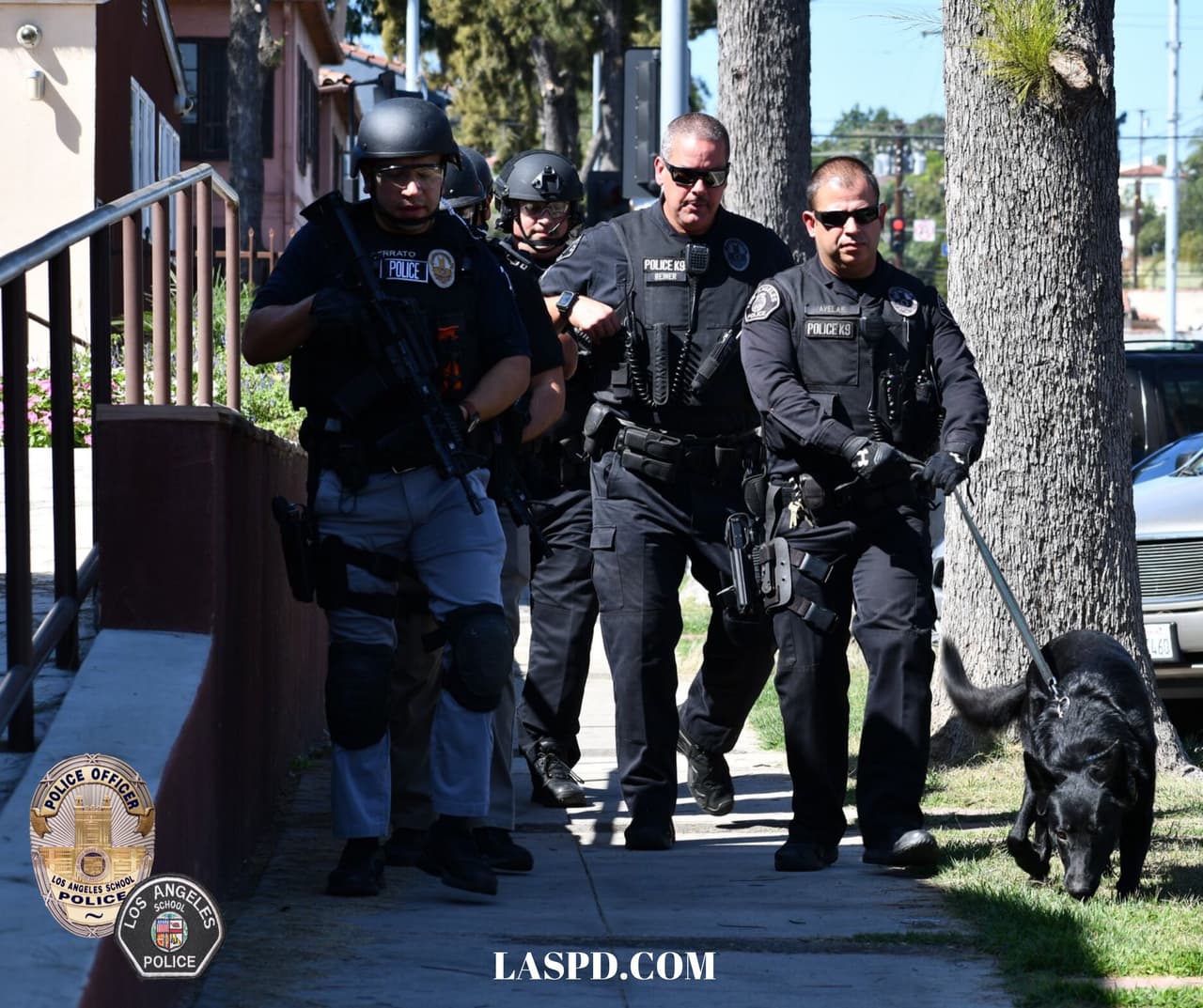 La policía y una unidad k-9 acudieron a su residencia donde se registró la vivienda, pero el sospechoso no fue hallado en ese lugar, según el informe del LASPD.