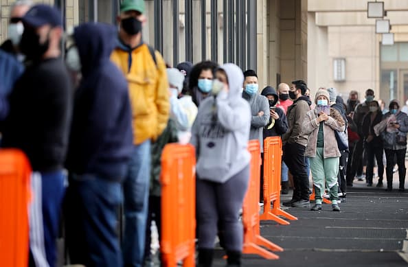 La principal preocupación de las autoridades es la potencia de contagios de la 
<a href="https://www.univision.com/local/los-angeles-kmex/edicion-digital-california/los-hospitales-estan-a-las-puertas-de-una-crisis-por-la-variante-omicron-esto-opina-un-medico-video">variante ómicron </a>y la capacidad que tienen los infectados asintomáticos de transmitir a otros sin saber.