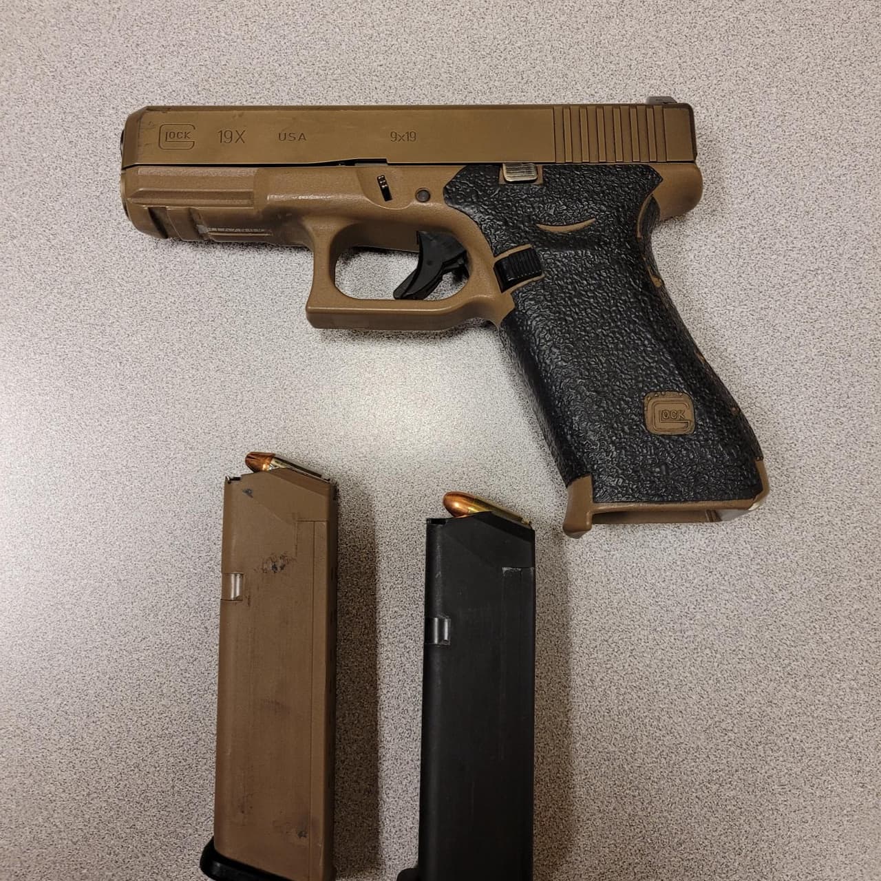 Esta es una de las armas decomisadas a los contrabandistas.