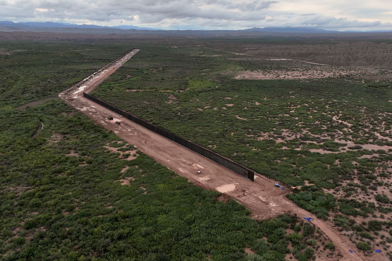 Un tramo del muro fronterizo se encuentra en construcción en la región de Big Bend, el miércoles 23 de septiembre de 2026, cerca de Sierra Blanca, Texas.