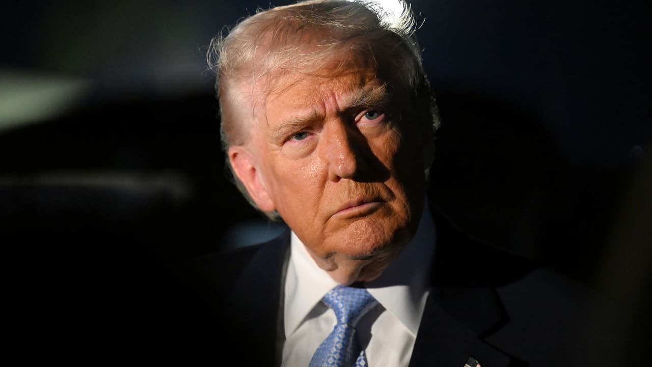 Trump advierte que EEUU "está listo para actuar" si Irán "dispara y asesina" a manifestantes