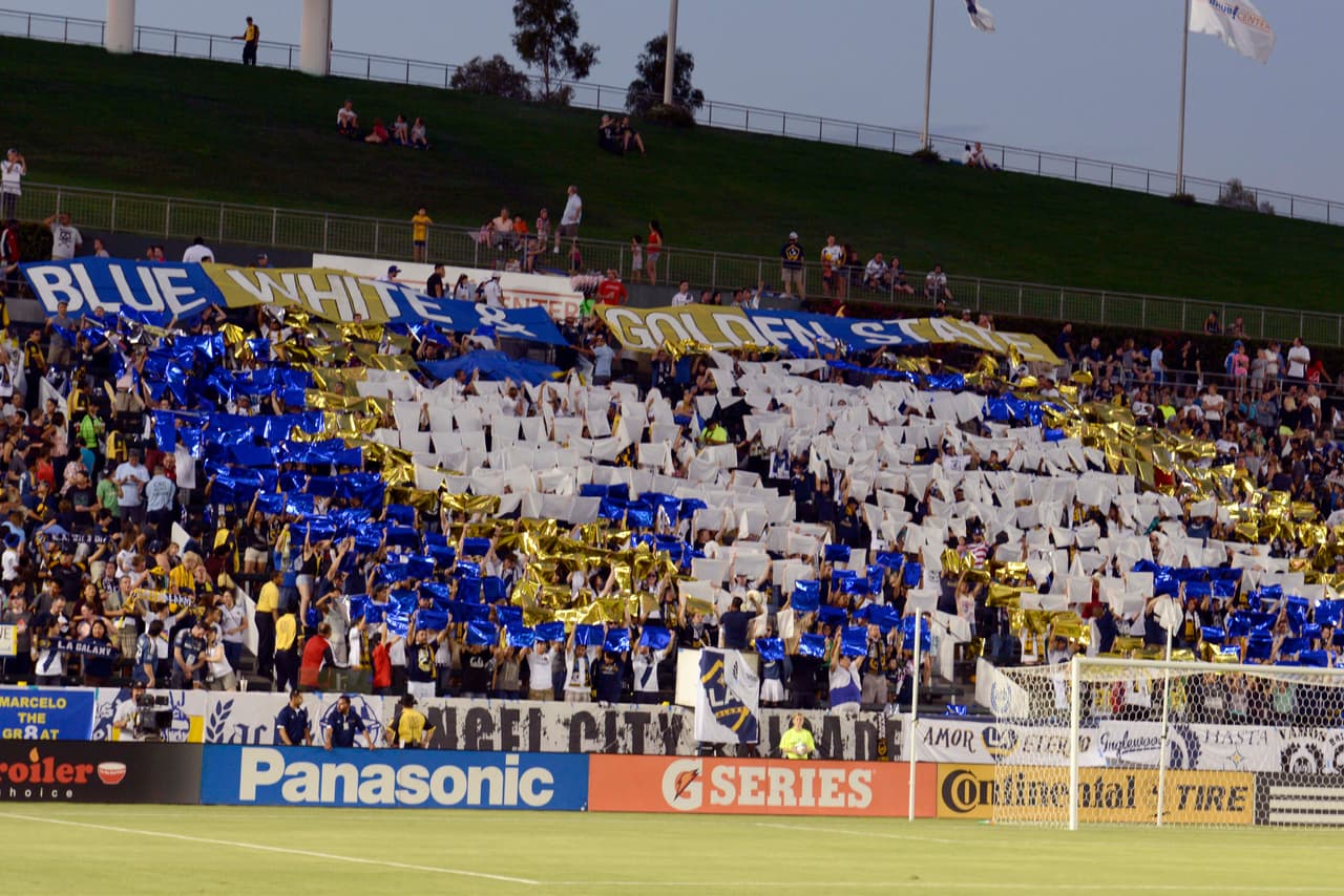 Sobre su rivalidad en California con San Jose, los angelinos dejan en claro a quien le pertenece el estado con esta pancarta que se traduce a, “Estado dorado, blanco y azul”
