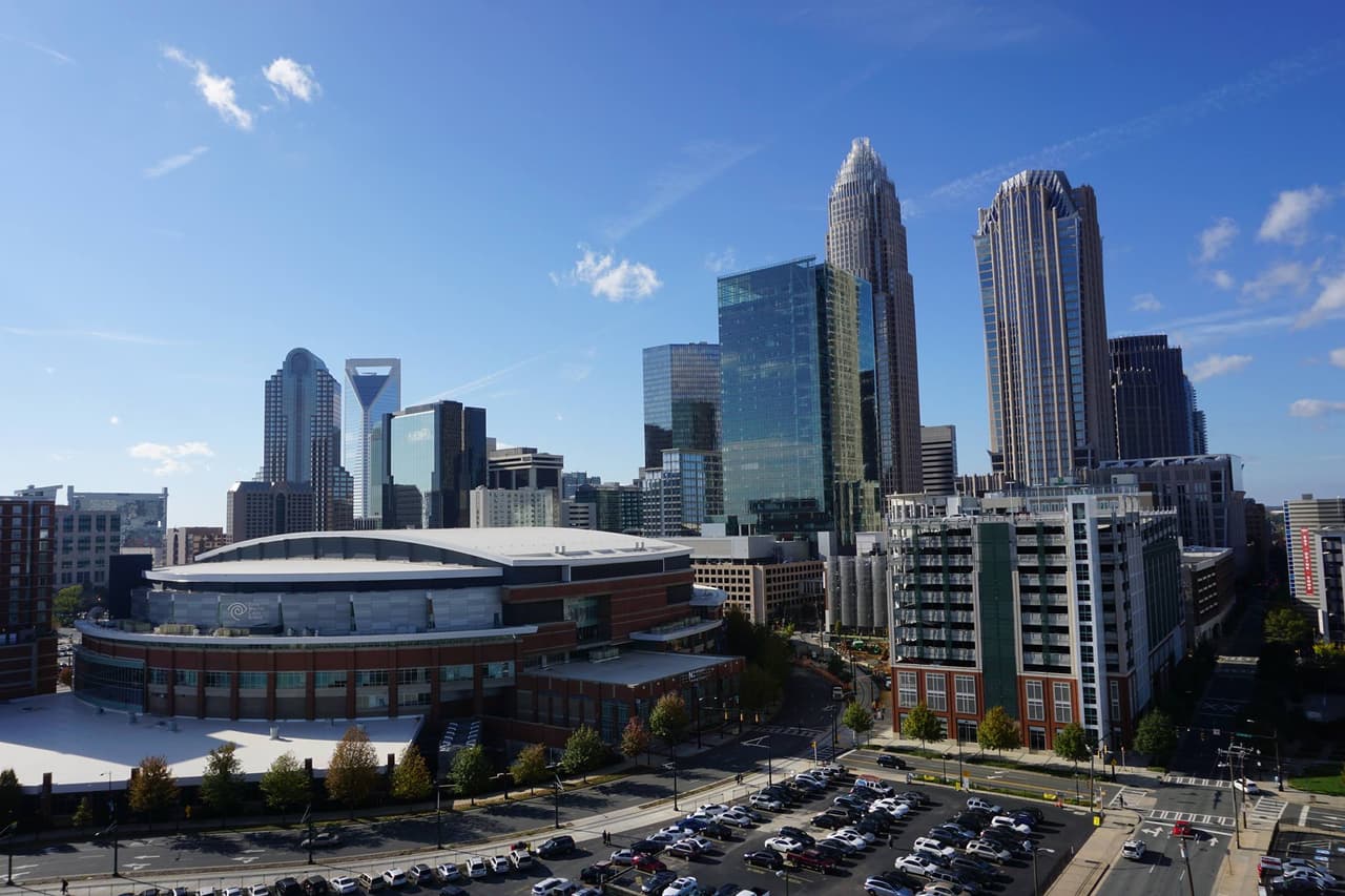 <b>Charlotte -</b> Charlotte está llena de museos divertidos, muchos espacios al aire libre y un sistema de tren ligero que facilita la exploración de los diferentes barrios de la ciudad. Por supuesto, hay un montón de excelentes viajes de un día desde Charlotte dentro de un corto trayecto en automóvil, incluidos lugares cercanos como Mooresville o Concord.