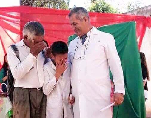 La imagen de la graduación de primaria de un niño que conmueve a Argentina