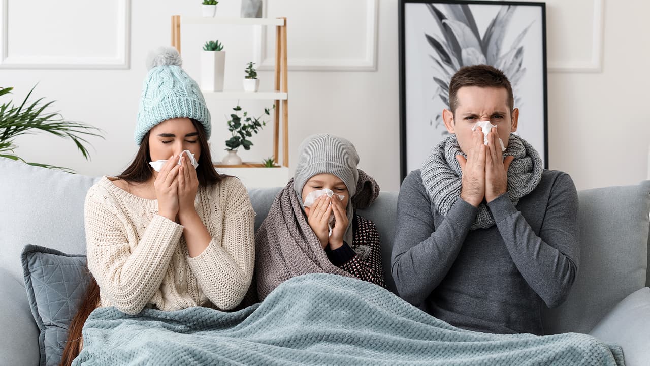 <b>4. Evitar el contacto</b> cercano con personas enfermas: Mantener una distancia adecuada y evitar el contacto directo con personas que presentan síntomas respiratorios puede prevenir la propagación de virus.