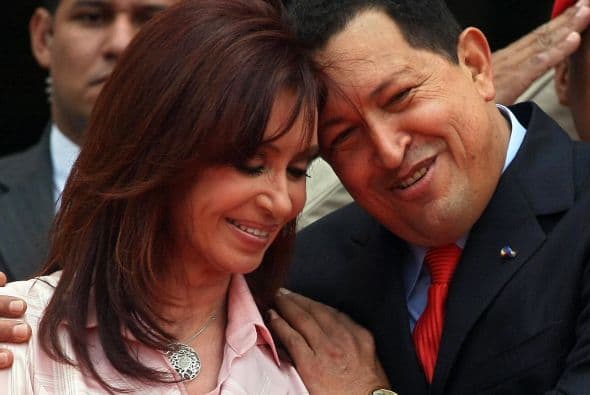 La presidenta argentina, Cristina Fernández de Kirchner, felicitó al mandatario por su reeleción y se sabe que ha estado al pendiente del estado de salud de Chávez.