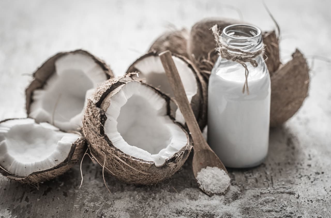<b>Humecta la piel.</b> Al igual que el aceite, la leche de coco también hidrata y humecta la piel. Una mascarilla de leche de coco ayuda a limpiar los poros y a reducir la producción sebácea.