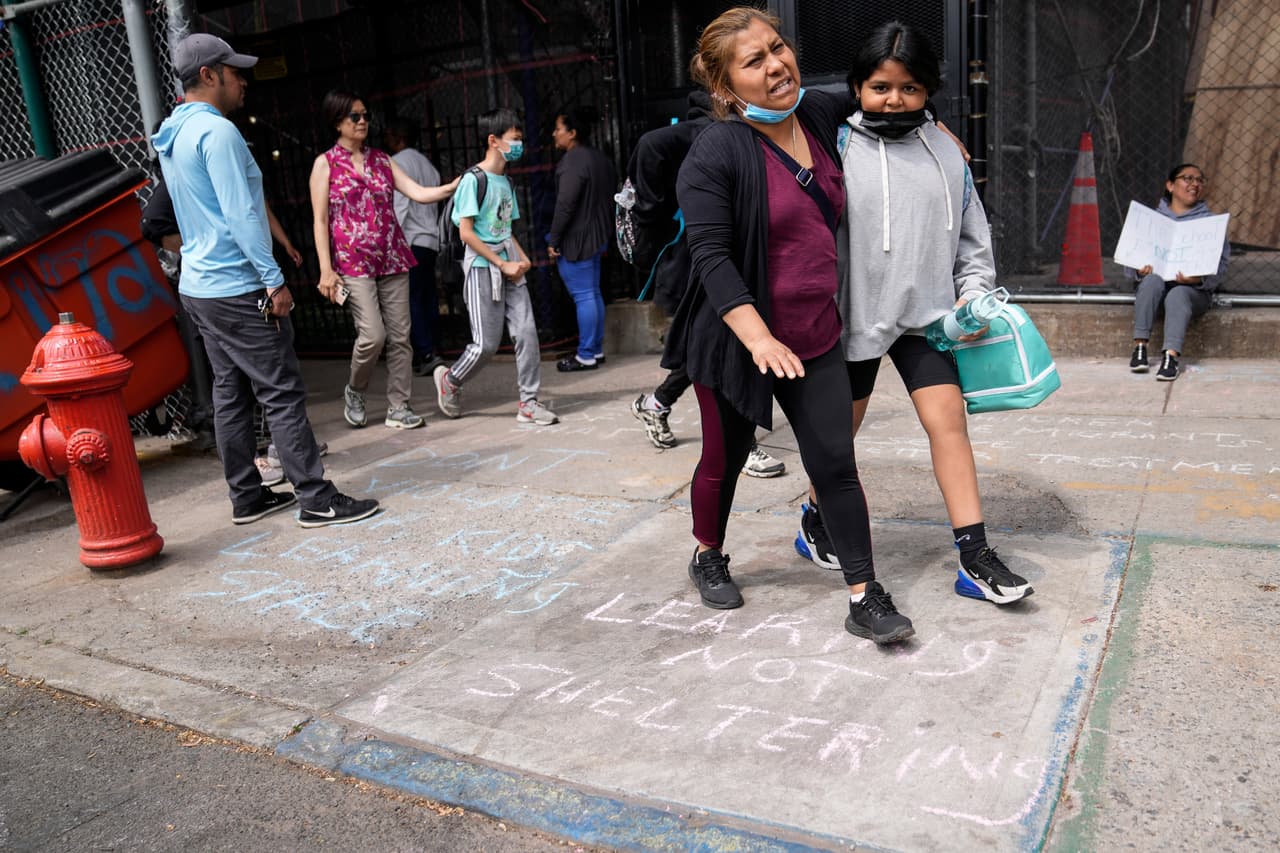 Varios 
<a href="https://www.univision.com/local/nueva-york-wxtv/escuela-172-sunset-park-brooklyn-gimnasio-refugio-inmigrantes">padres de la escuela 172 decidieron no enviar a sus hijos a clases </a>este miércoles.