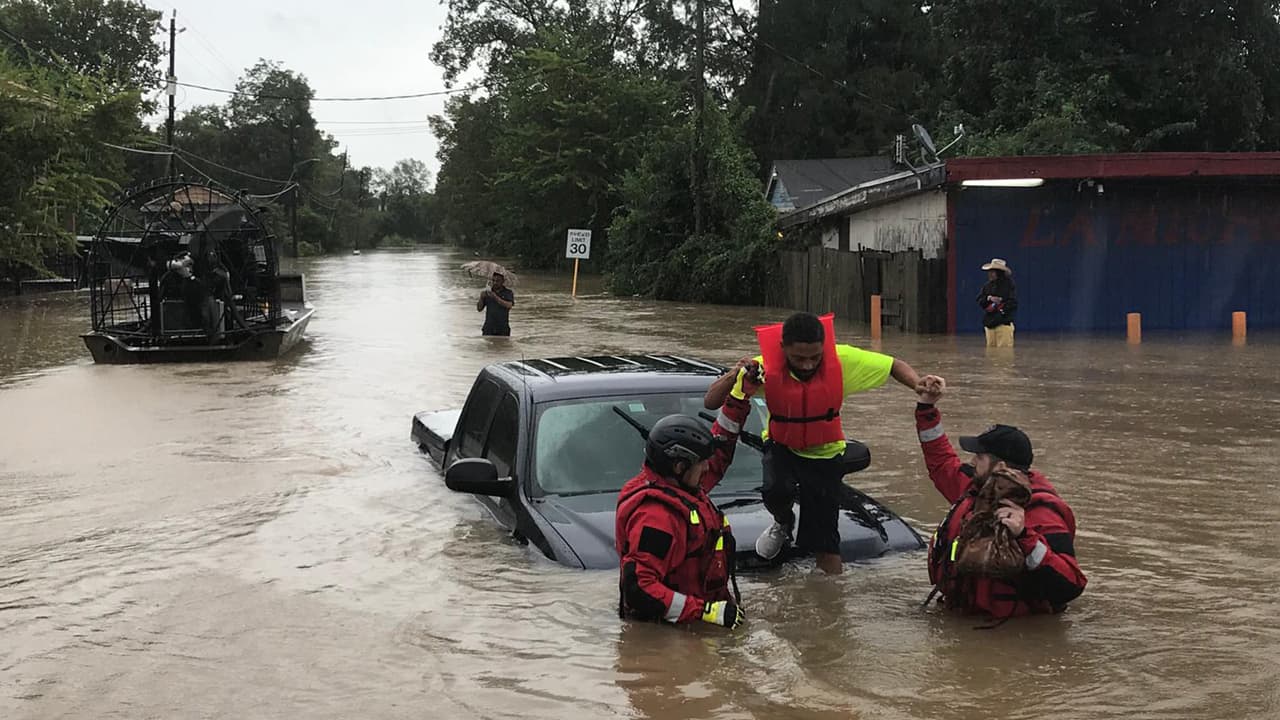 Algunos residentes del condado Harris fueron rescatados después de quedar varados en Homestead Road y Normandia.