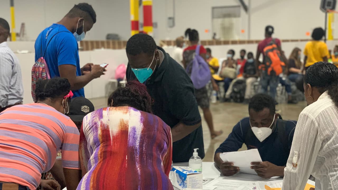 En este lugar tambi´´én les ayudan a contactar con sus familiares en caso de que tengan.