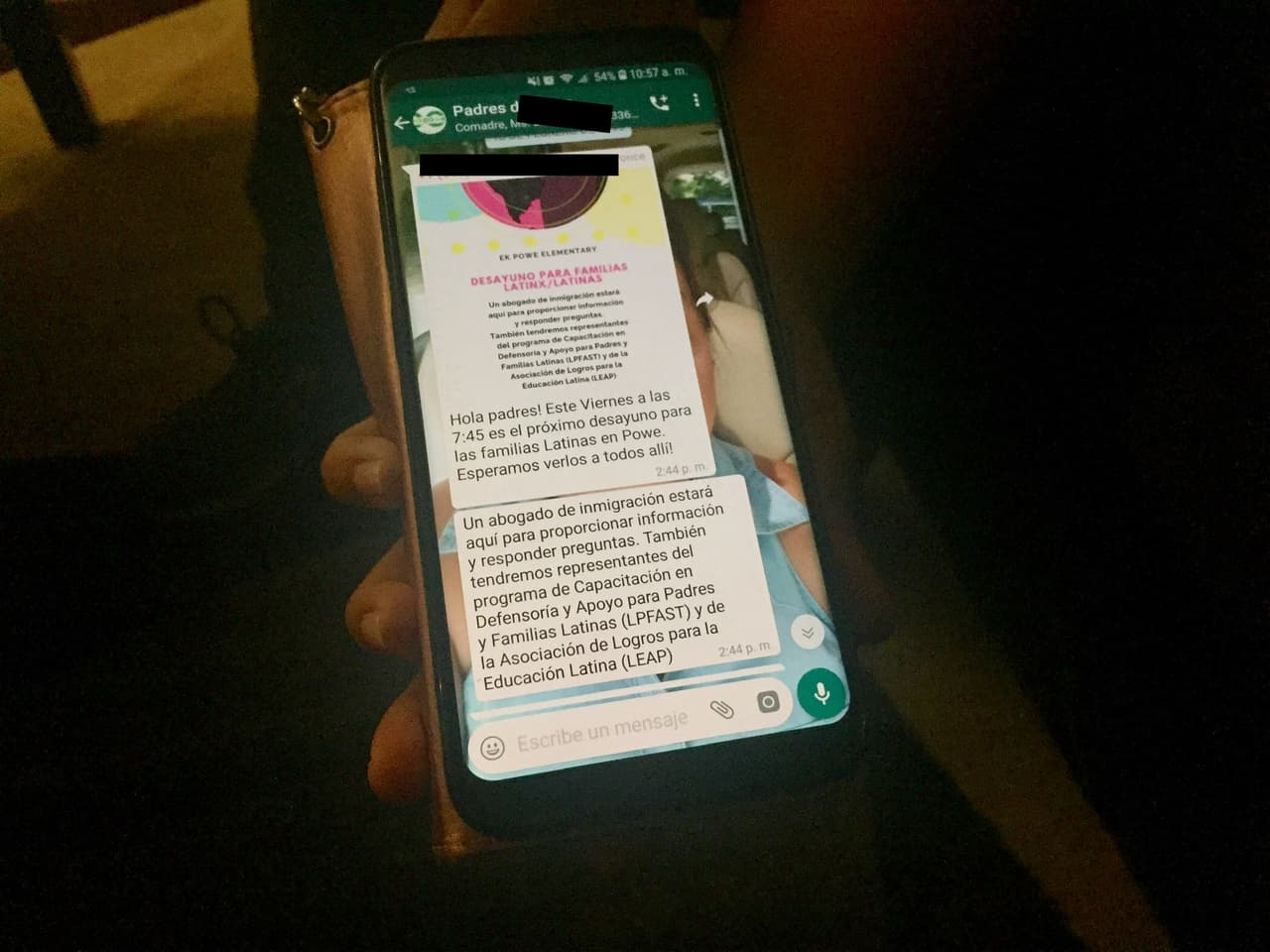 Uno de los chats de padres de una escuela de Carolina del Norte para coordinar la ayuda a las familias de indocumentados.