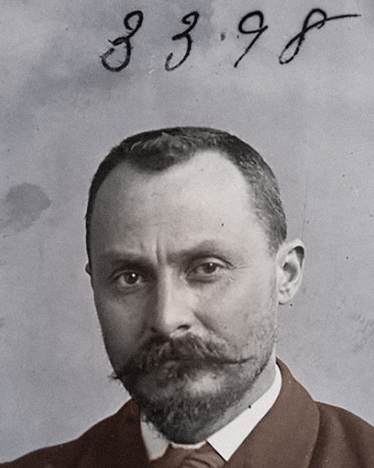 <b>Vito Cascioferro. </b>Nació en Palermo, Italia, en 1862. Ya era un reconocido miembro de la mafia italiana cuando se refugió de la justicia en Nueva York, en 1901. Allí intentó continuar su actividad ilegal asociado a los grupos sicilianos que controlaban el crimen en la Gran Manzana. En 1904 tuvo que regresar a Sicilia huyendo de la justicia estadounidense. Murió cumpliendo condena en su natal Palermo en 1946.