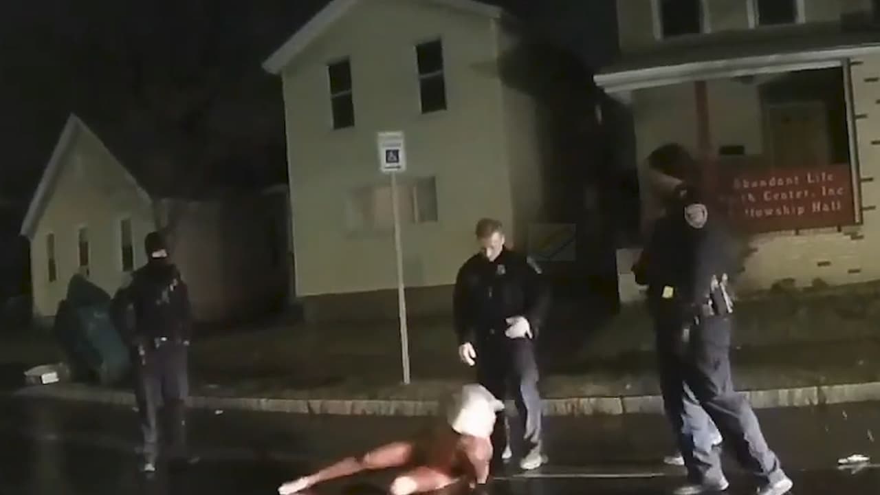 Suspenden a los policías involucrados en el arresto de un hombre que murió asfixiado en Rochester