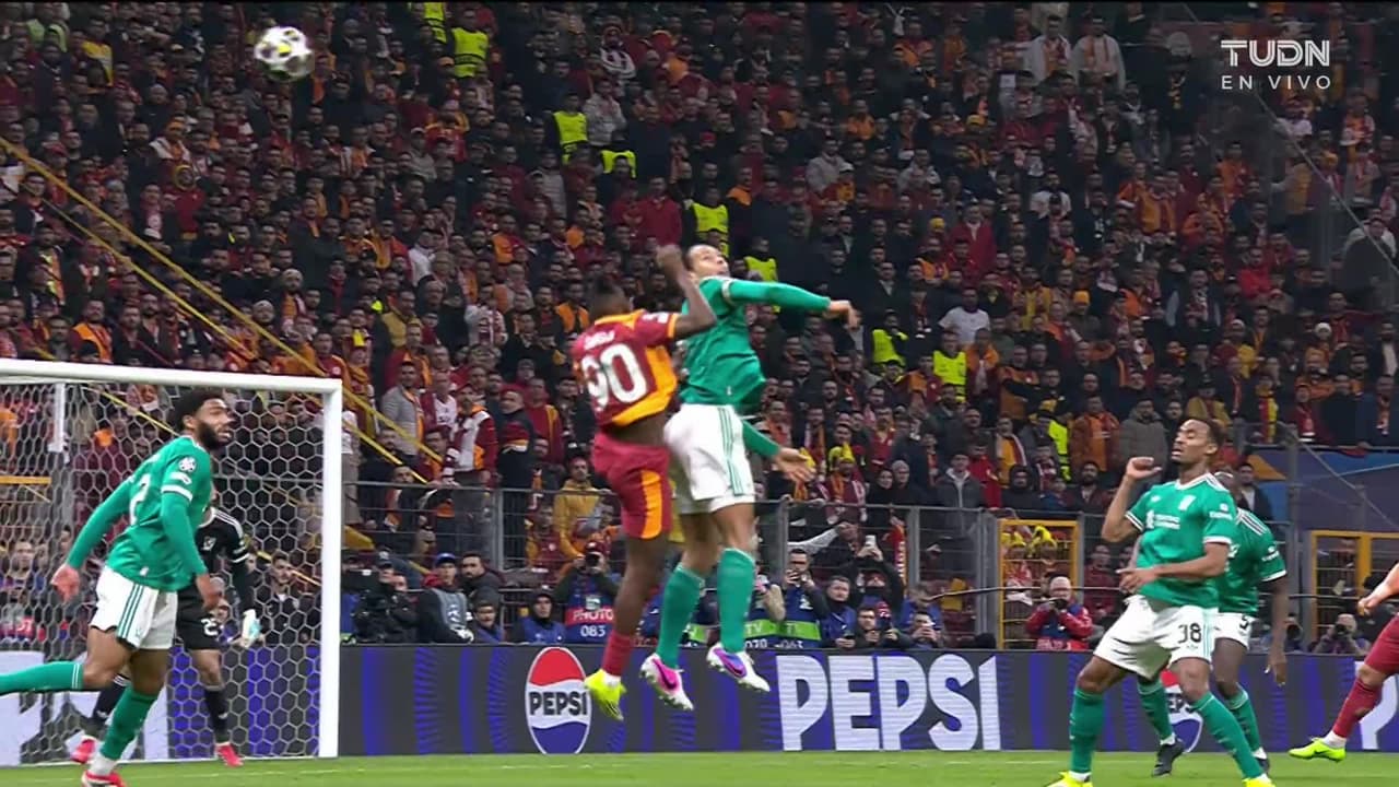 ¡TIRO ATAJADO! disparo por Davinson Sánchez.