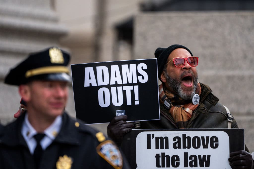 Adams enfrenta acusaciones de recibir más de 100,000 dólares en contribuciones ilegales de campaña y beneficios de viaje de un funcionario turco y empresarios que buscaban influencia mientras era presidente del distrito de Brooklyn.