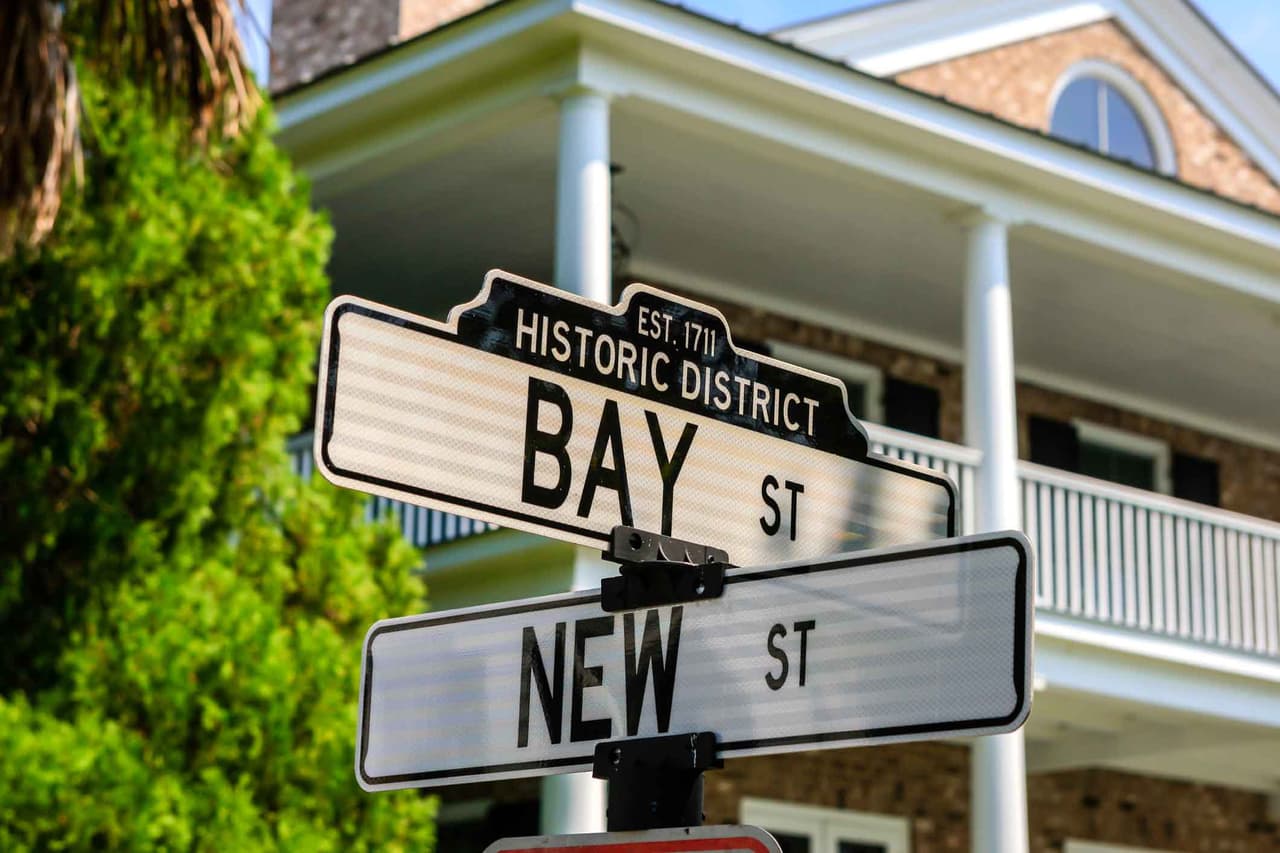 <b>Beaufort, Carolina del Sur</b>
<br>
<br>Población: 13,404 habitantes.
<br>
<br>Este pequeño pueblo define lo que se conoce como el ‘encanto sureño’. Es pequeño, bonito, rico en historia y lleno de cosas para ver y hacer, incluidas mansiones y museos. Está en una de las islas de la costa de Carolina del Sur y tiene muchas opciones de recreación.
<br>