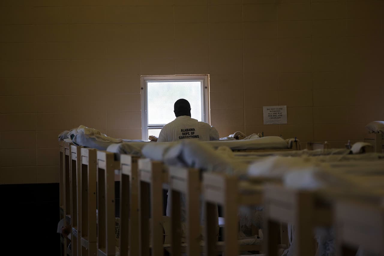 Los investigadores revisaron más de 600 asaltos sexuales denunciados por reclusos desde fines de 2016 hasta abril de 2018, y "no identificaron un solo incidente en el que un funcionario u otro miembro del personal observó o intervino". Las violaciones ocurren de día y de noche en dormitorios, celdas, duchas y áreas de recreación, según la investigación.