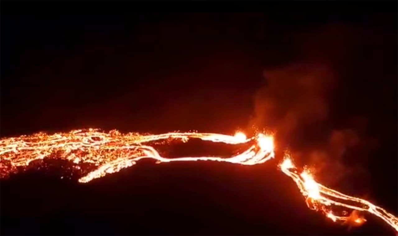Tomas aéreas publicadas en la página de la Oficina Meteorológica Islandesa en Facebook mostraban una 
<a href="https://www.univision.com/temas/erupcion-volcanica">erupción volcánica</a> relativamente pequeña hasta ahora, con dos flujos de lava en direcciones opuestas, en la Península de Reykjanes.