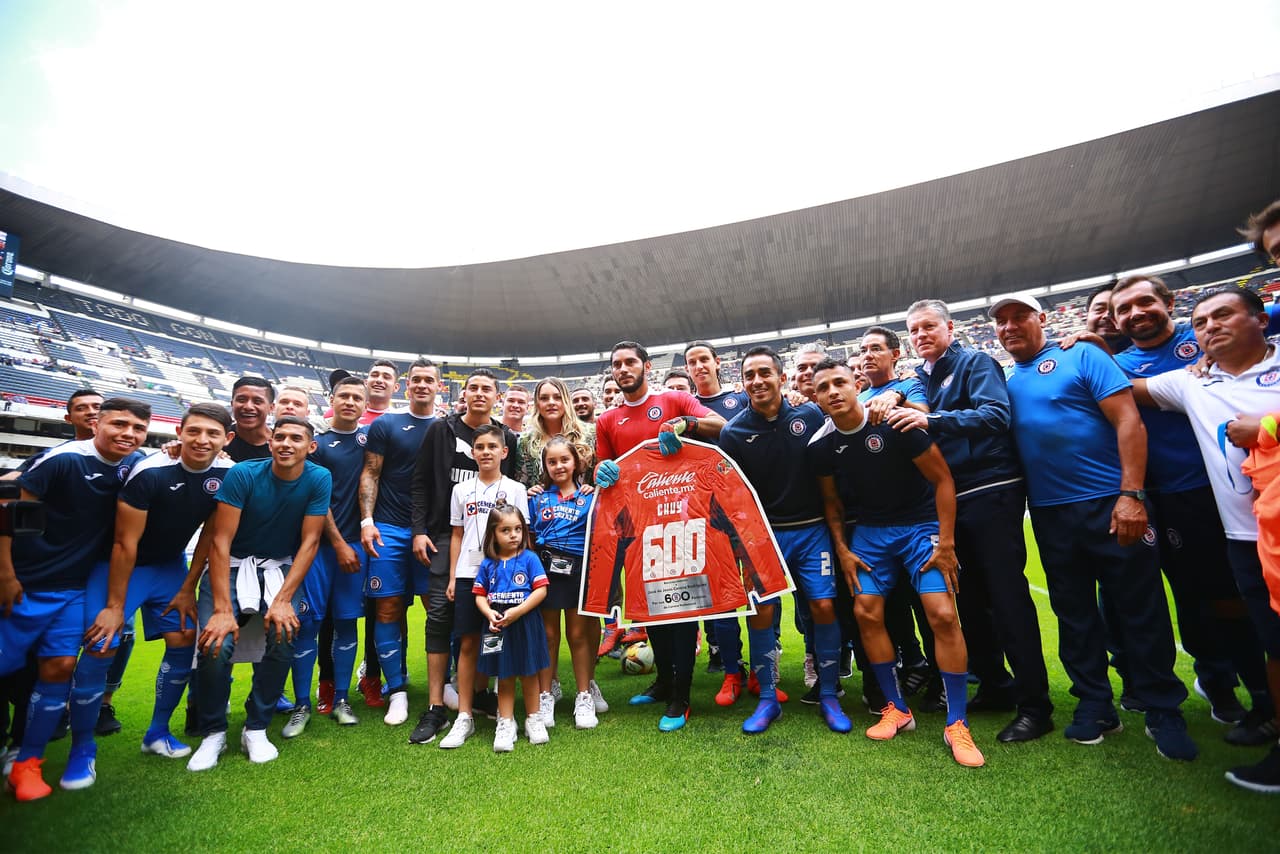 Antes del partido, el arquero Jesús Corona recibió un reconocimiento del Cruz Azul por sus 600 partidos con la Máquina.