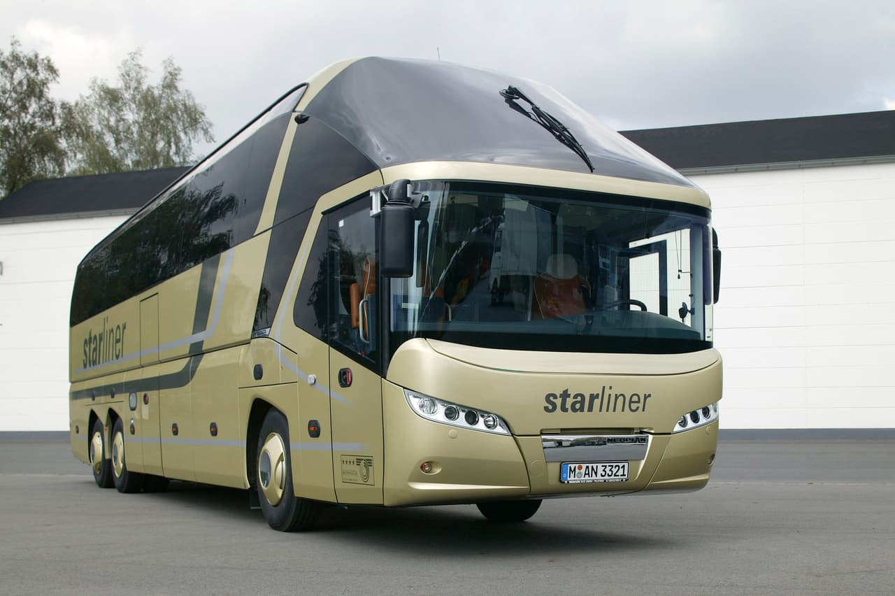 El Neoplan Starliner que traslada al popular 'Barça' mide 14 metros de largo, 3,97 de alto, y lleva un motor de 12,4 litros que produce una potencia de 509 caballos de fuerza. Posee 39 butacas, con sistema de audio individual, además de mesas y sillones con cocina.