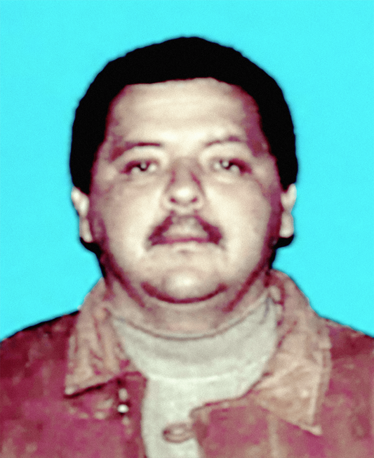 <b>Carlos Vásquez Serrano, </b>un criminal convicto, está acusado de asesinato, secuestro, agresión con arma de fuego y robo. El FBI ofrece una recompensa de hasta 5,000 dólares por información que conduzca a su arresto.