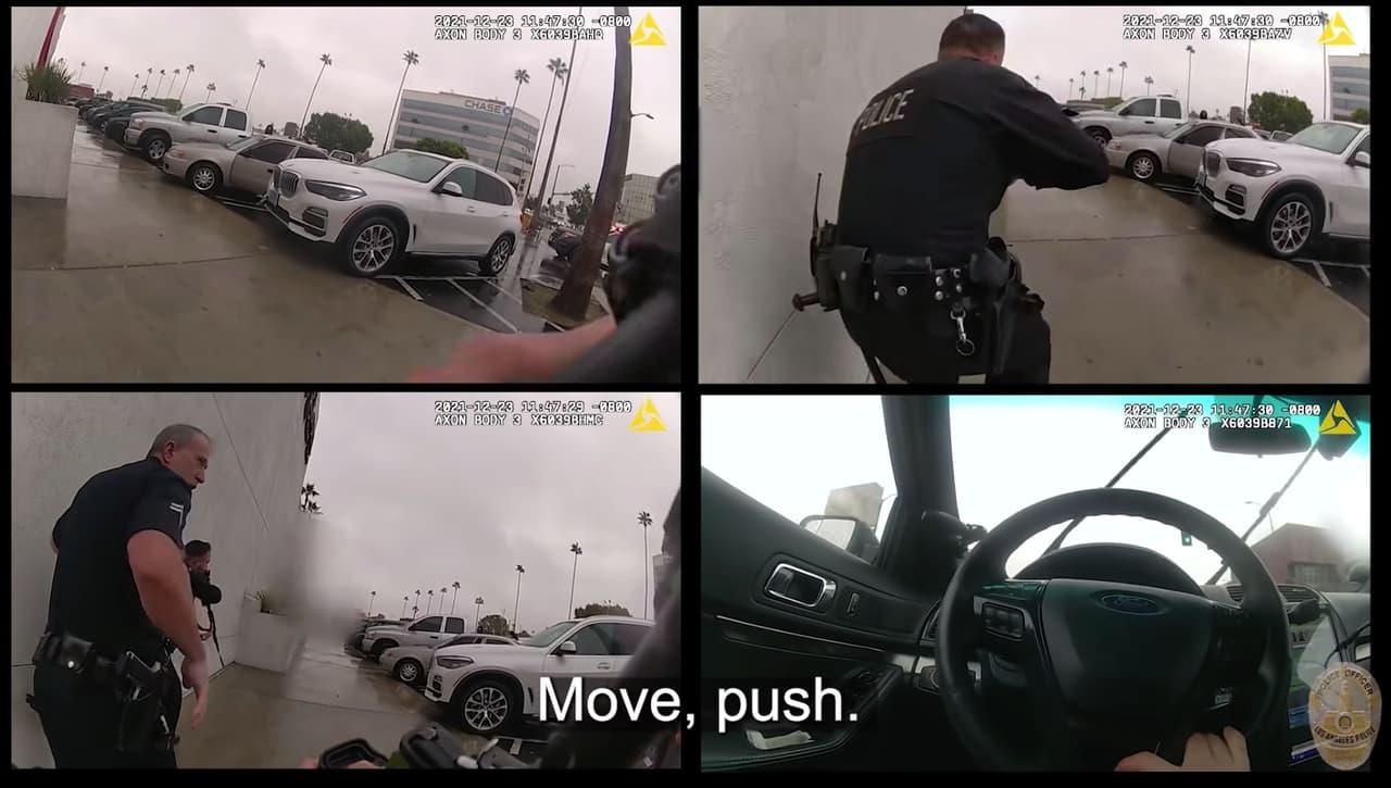 <b>11:47 a.m.</b> Las cámaras corporales de la policía de Los Ángeles revelan la llegada de los primeros oficiales quienes suben al segundo piso de la tienda.