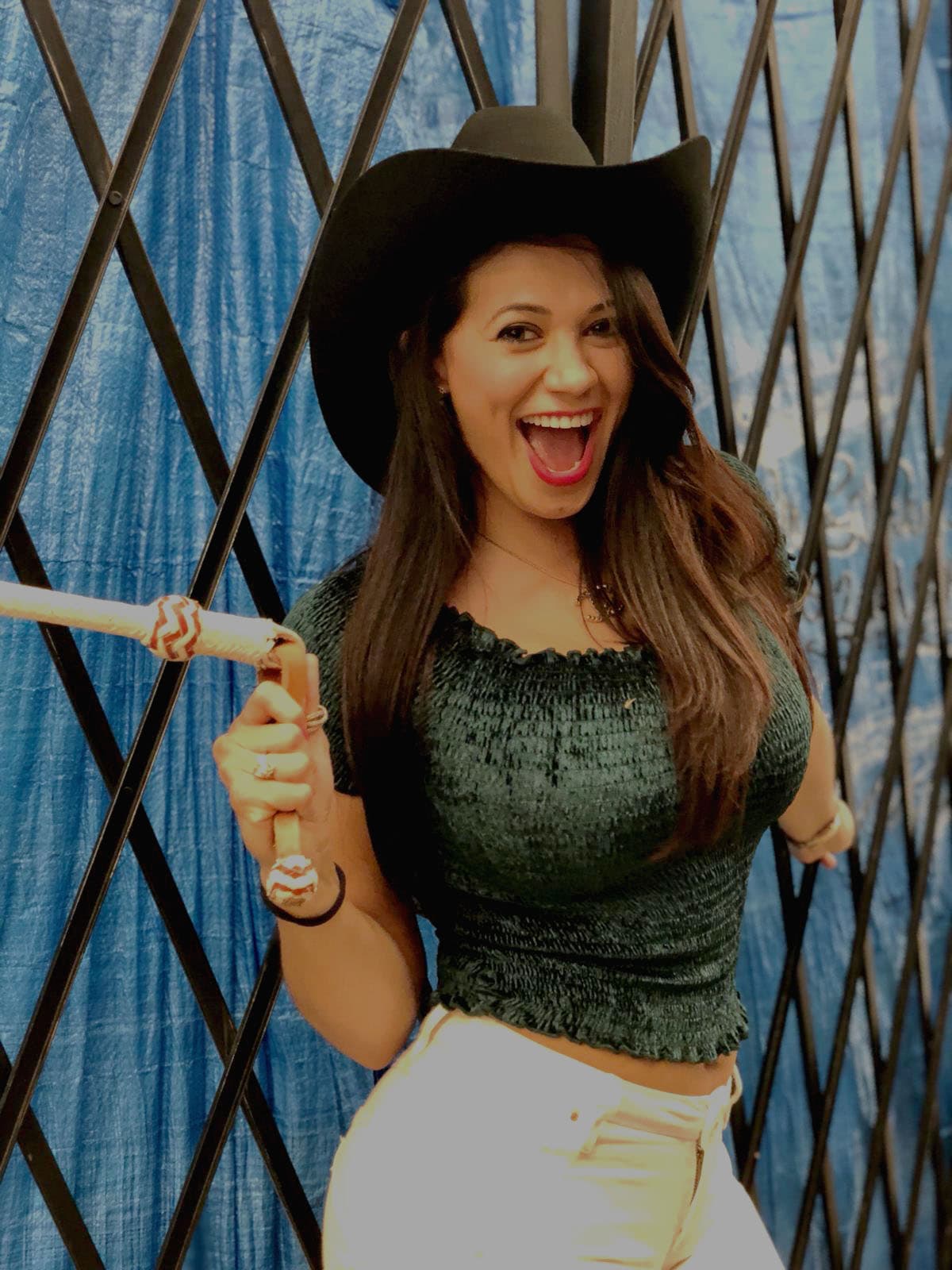 <b>La Mala</b> se puso su mejor pinta y probó un sombrero que seguro le encantaría al
<b>Feo</b>.