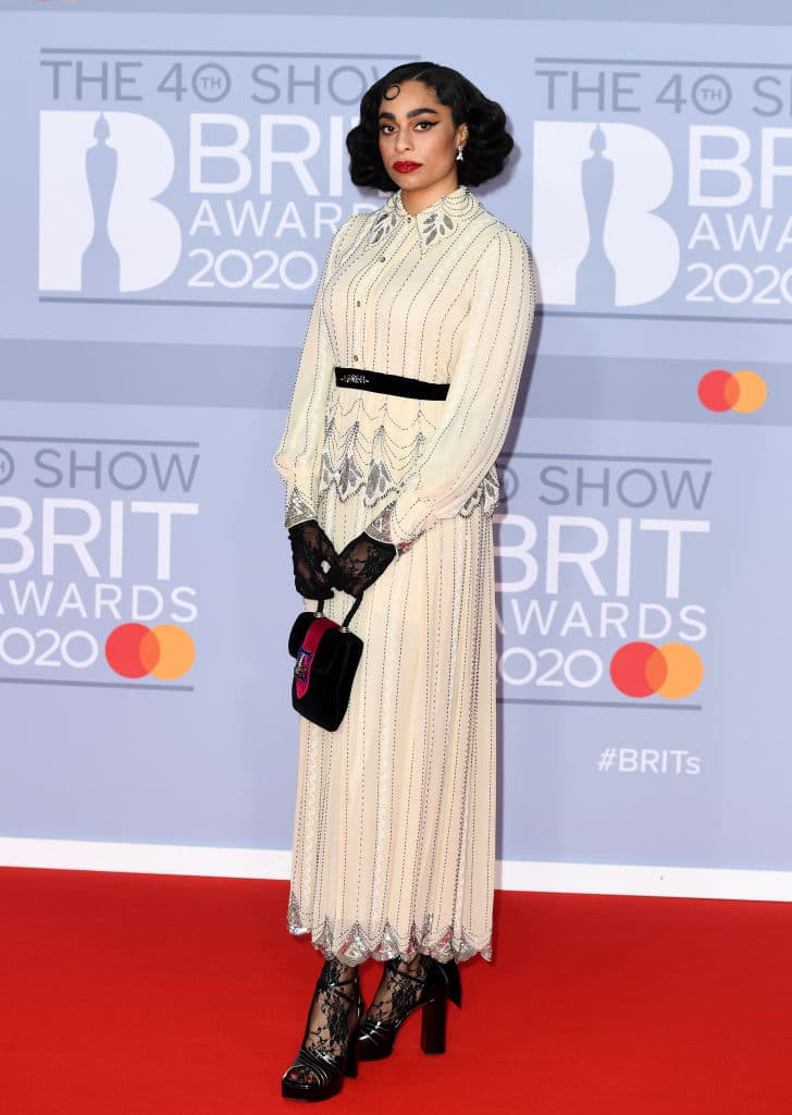 <b>Celeste</b> caminó por la pasarela con un atuendo retro de Wed Studio, una marca especializada en vestidos de novia y de noche, explicó la revista 
<a href="https://www.vogue.co.uk/news/article/celeste-brit-awards-2020" target="_blank">Vogue</a>.