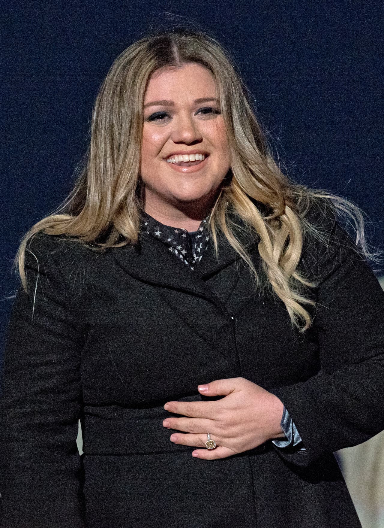 Kelly Clarkson fue la primera en subir al escenario, interpretando ‘Please Come Home for Christmas’.