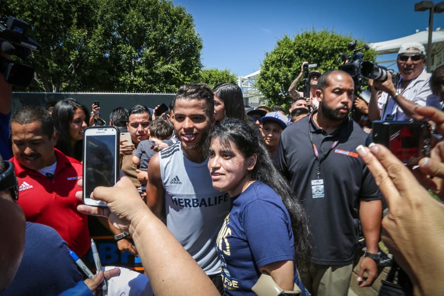 El crack mexicano "Giovani Dos Santos" fue presentado ante los medios como jugador oficial del LA Galaxy donde será su nueva casa por cuatro temporadas.