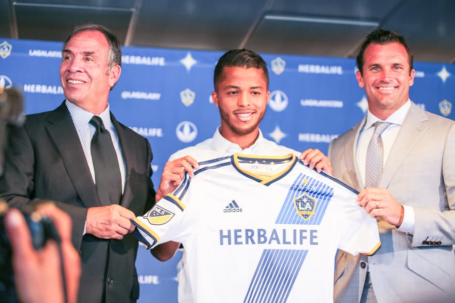 El crack mexicano "Giovani Dos Santos" fue presentado ante los medios como jugador oficial del LA Galaxy donde será su nueva casa por cuatro temporadas.
