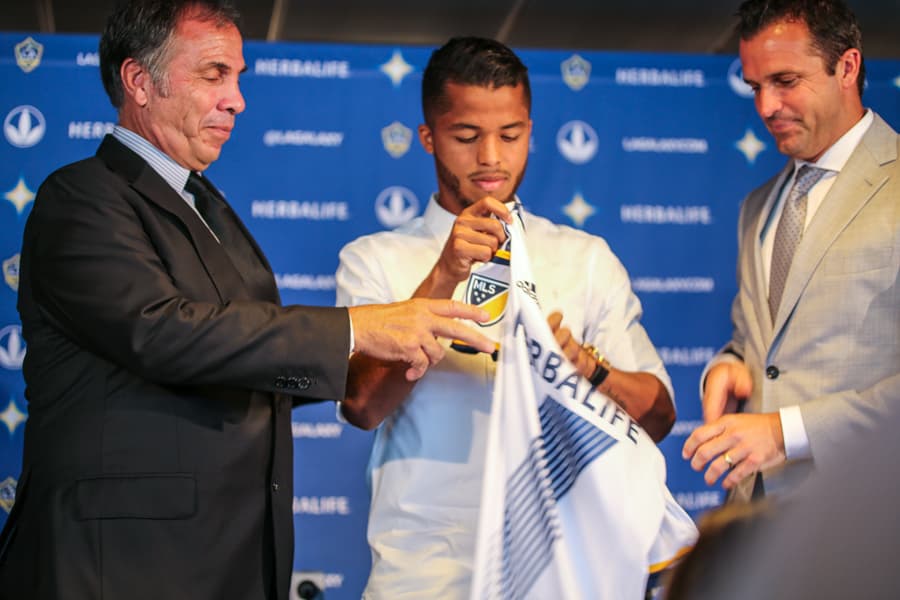 El crack mexicano "Giovani Dos Santos" fue presentado ante los medios como jugador oficial del LA Galaxy donde será su nueva casa por cuatro temporadas.