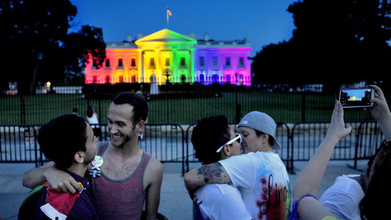<b> Una emotiva celebración frente a</b> 
<b>la Casa Blanca iluminada con los colores del arcoiris, símbolo del movimiento LGBTQ (26 de junio de 2015).</b> En una decisión histórica, los jueces de la Corte Suprema votaron 5-4 que la prohibición del matrimonio entre personas del mismo sexo viola la Constitución. 
<a href="https://www.univision.com/noticias/la-corte-suprema-decide-que-el-matrimonio-igualitario-sea-reconocido-en-todo-el-pais"><u>Desde ese día el matrimonio igualitario es un procedimiento legal en los 50 estados que conforman la nación</u></a>, y Puerto Rico. 
<br>